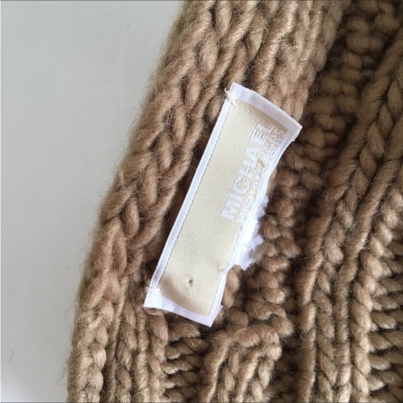 MICHAEL KORS TAN COLORED CHUNKY KNIT SCARF - Picture 14 of 14